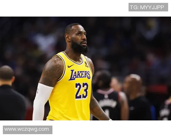 詹姆斯：从篮球场上的传奇到社会影响力的全方位展现